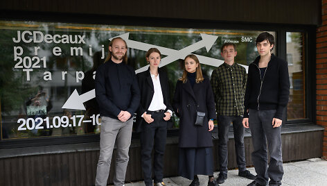 Parodos &bdquo;JCDecaux premija. Tarpai&ldquo; dalyviai Maarten Brijker, Ieva Kotryna Ski, Eglė Razumaitė, Naglis Kristijonas Zakaras ir Deividas Vytautas Auk&scaron;čiūnas
