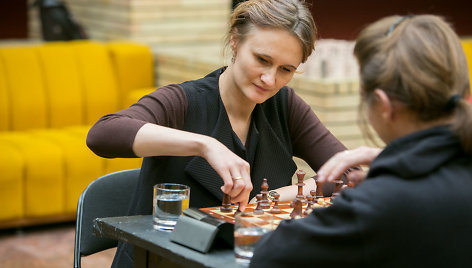Mariaus Repšio ir Viktorijos Čmilytės-Nielsen šachmatų dvikovos akimirka