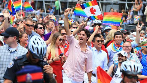 Justinas Trudeau (viduryje) gėjų parade Toronte