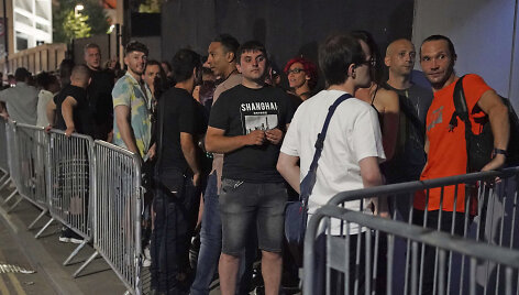 Britai stovi eilėje prie įėjimo į naktnį klubą Londone.