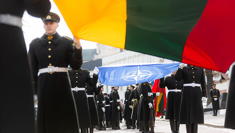 S. Daukanto aik&scaron;tėje vyko Lietuvos ir NATO vėliavų pakėlimo ceremonija