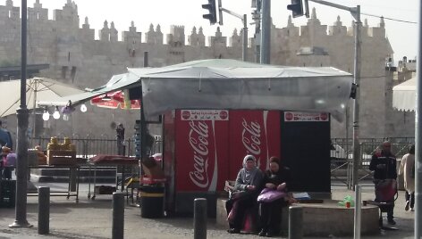 &bdquo;Coca-Cola&ldquo; &scaron;aldytuvai ir senamiesčio siena už jų