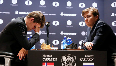 Sergejus Karjakinas (deš.) įveikė Magnusą Carlseną aštuntoje partijoje