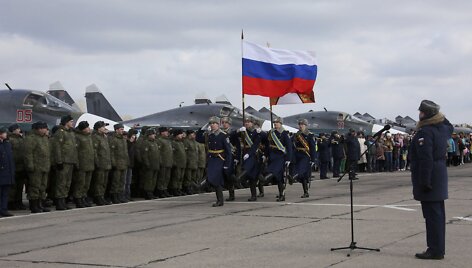 Rusijoje pasitikti i&scaron; Sirijos grįžę naikintuvų pilotai