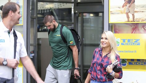 Jonas Valančiūnas su žmona Egle