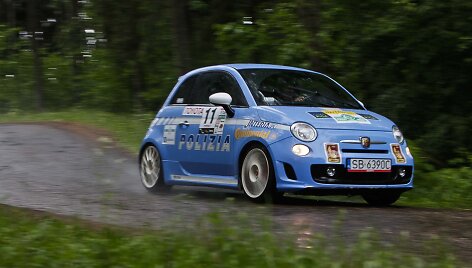 Nuolatiniam &bdquo;Press&ldquo; ralių dalyviui lenkui Jacekui Jureckui teko į valias ralio dulkių, tačiau kitais metais Jacekas nusprendė atker&scaron;yti kolegoms ir prisiklijavo užra&scaron;ą &bdquo;Polizia&ldquo;... Kaip matote, nebedulkėjo... 
