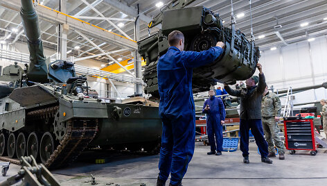 Generolo Romualdo Giedraičio artilerijos bataliono kariai apmoko Ukrainos mechanikus remontuoti savaeiges haubicas &bdquo;PzH 2000&ldquo;.