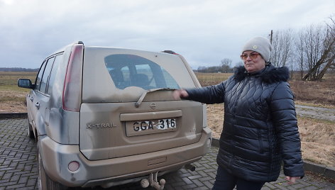 Šakviečio kaimo gyventojai skundžiasi, kad tenka važinėti purvinais automobiliais, jie greitai sugenda