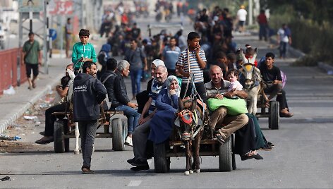 Tūkstančiai palestiniečių keliauja i&scaron; &scaron;iaurės Gazos į pietus