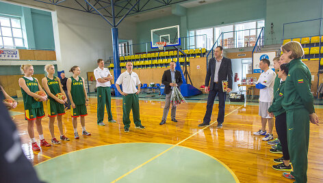 Arvydas Sabonis ir Lietuvos moterų rinktinės žaidėjos