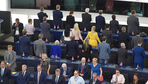 &bdquo;Brexit&ldquo; remiantys europarlamentarai atsuko nugaras Europos himnui