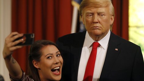 Garsiajame Londono &bdquo;Madame Tussauds&ldquo;  va&scaron;kinių figūrų muziejuje trečiadienį buvo atidengta i&scaron;rinktojo JAV prezidento Donaldo Trumpo va&scaron;kinis antrininkas