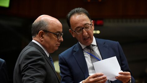 Portugalijos gynybos ministras Jose Pedro Azeredo Lopezas kalbasi su EGA vadovu Jorge Domecqu (de&scaron;inėje)