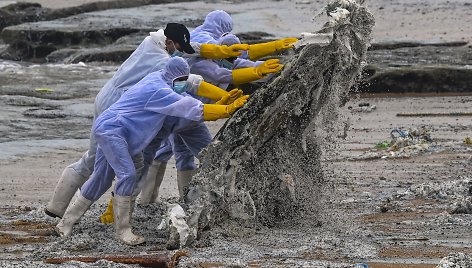 Šri Lankos paplūdimį nuklojo plastiko granulės iš degančio laivo