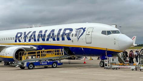 &bdquo;Ryanair&ldquo; lėktuvas Londono Stanstedo oro uoste (asociatyvi nuotr.)