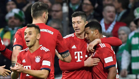 Serge Gnabry (de&scaron;inėje) du įvarčiai atne&scaron;ė pergalę Miuncheno &bdquo;Bayern&ldquo;. 