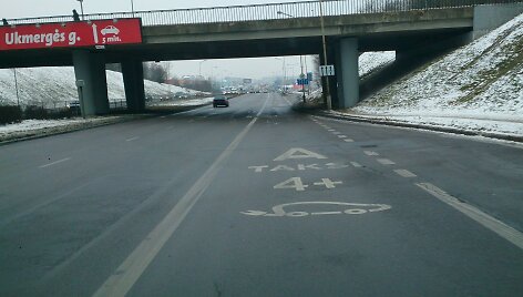 Stilizuoto elektromobilio simbolis suteikia privilegijas tylioms ir &bdquo;&scaron;varioms&ldquo; transporto priemonėms