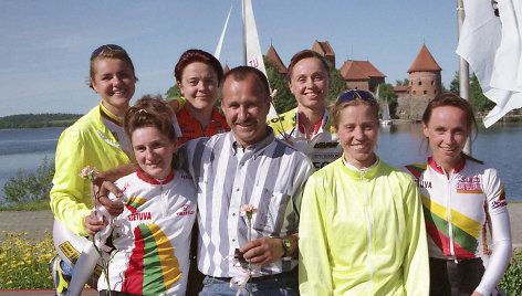 1996 metai, Valerijus Konovalovas su auklėtinėmis – Edita Pučinskaite, Liuda Trebaite, Rasa Mažeikyte, Diana Žiliūte bei seserimis Jolanta ir Rasa Polikevičiūtėmis.