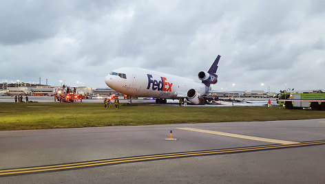 Degęs „FedEx“ lėktuvas