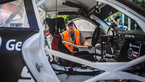 &bdquo;ENEOS 1006 km lenktynių&ldquo; automobiliai techninėje komisijoje