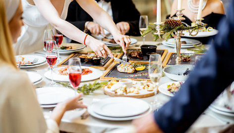 Į restoraną – pasitikti Naujųjų: už vakarienę – ir keliasdešimt eurų, ir minimali alga