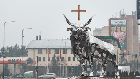 Ties įvažiavimu į Kauną iškilo įspūdingas miesto simbolis – Tauras