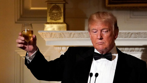 Donaldas Trumpas i&scaron;kilmingos vakarienės sveikina prezidentą Emmanuelį Macroną