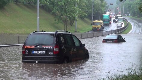 sitpri-liutis-uztvinde-vilniaus-gatves-skendo-automobiliai-sutriko-eismas