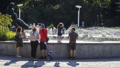 Sausakimša Palanga: šeštadienio vakaras Basanavičiaus gatvėje