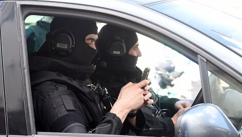 Paryžiuje sulaikytas vyras, &scaron;audęs netoli lapkritį puldinėtų kavinių