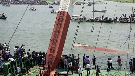 Banglade&scaron;e apvirto keltas su &scaron;imtais keleivių