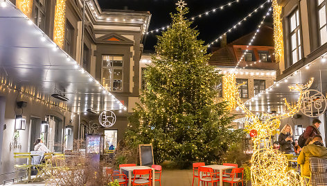 Vilniaus senamiestyje suspindo tūkstančiai kalėdinių švieselių