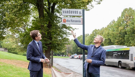 Atidengiama lenki&scaron;ka Var&scaron;uvos gatvės lentelė.