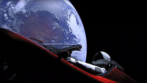 Manekenas Starmanas, pasodintas už &bdquo;Tesla Roadster&ldquo; vairo, jau yra toliau už Marsą