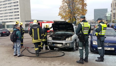 Vilniuje užsidegė „Hyunday“ automobilis