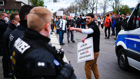 Vokietijoje tūkstančiai žmonių protestavo prie&scaron; karantino suvaržymus