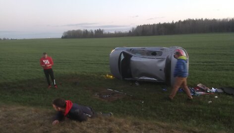 Jonavos rajone neblaivus vairuotojas nesugebėjo suvaldyti savo automobilio ir nuvažiavo nuo kelio. Medikų pagalbos prireikė ne tik jam, bet ir kartu važiavusiems draugams.