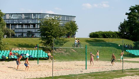 Paplūdimio tinklinio aik&scaron;telės prie &bdquo;Žalgirio&ldquo; arenos