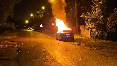Klaipėdoje Upelio gatvėje liepsnojo padegtas automobilis