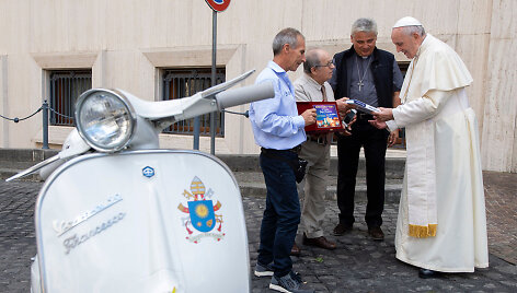 Popiežius Pranci&scaron;kus gavo dovanų motorolerį &bdquo;Vespa&ldquo;. 