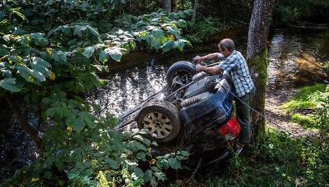 Patekęs į avariją kontrabandininkų žvalgų automobilis