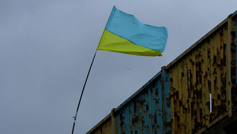 Virš sugriauto tilto plevėsuoja Ukrainos vėliava