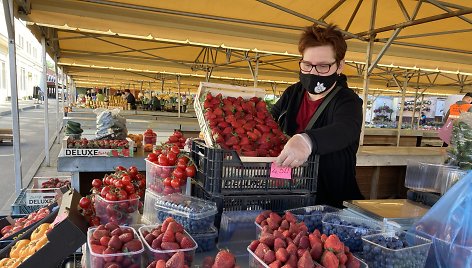 Klaipėdietė Rita Senajame turguje kol kas gali pasiūlyti tik graikiškų braškių ir laukia, kada bus vežamos lenkiškos arba lietuviškos.