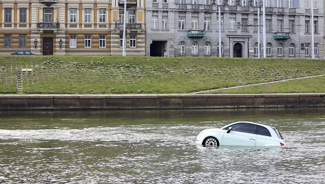 Neryje prie Baltojo tilto &bdquo;paskendo&ldquo; naujasis &bdquo;Fiat 500&ldquo;