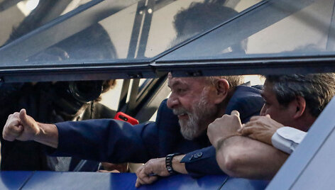 Luizas Inacio Lula da Silva mojuoja &scaron;alininkams i&scaron; profsąjungos būstinės