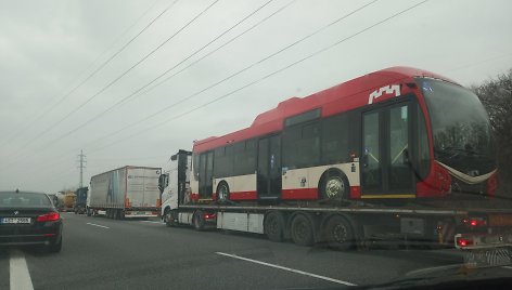 Troleibusas su Vilniaus atributika Čekijos kelyje