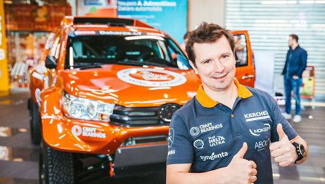 Antanas Juknevičius nepasisotino Dakaru – pristatė savo naują „Overdrive Hilux“