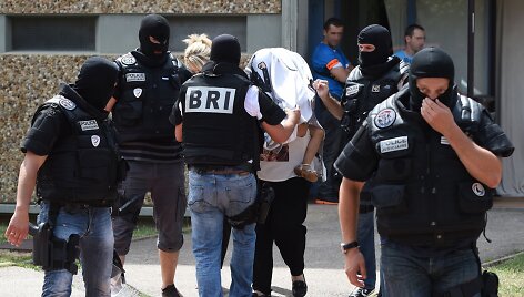 Pareigūnai atlieka kratą įtariamų užpuolikų namuose