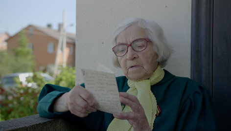Kadras i&scaron; filmo  &bdquo;100 metų kartu&ldquo;