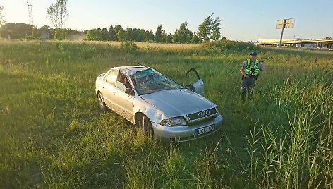 &Scaron;alia Jakų žiedo į laukus nuvažiavusi &bdquo;Audi A4&ldquo;